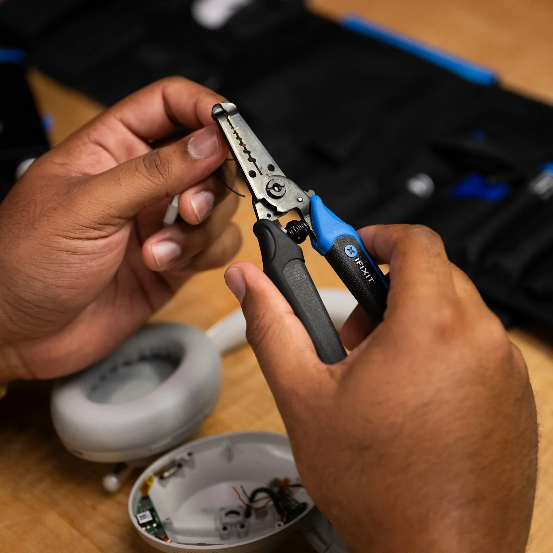 Wire Strippers With Locking Mandible - IFIXIT - - Image 2